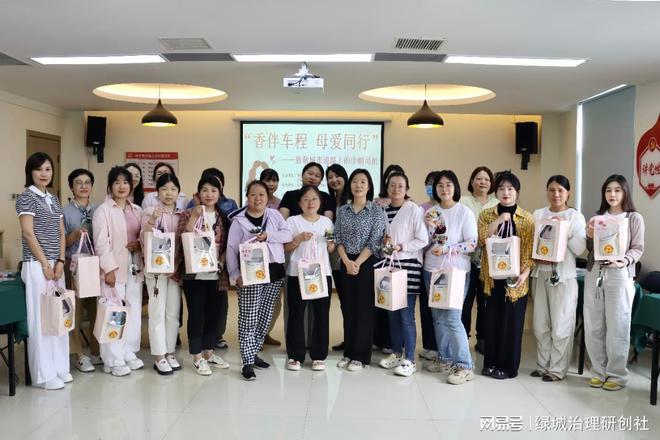 ”——关爱巾帼司机母亲节暖心活动AG真人平台“香伴车程 母爱同行(图2)