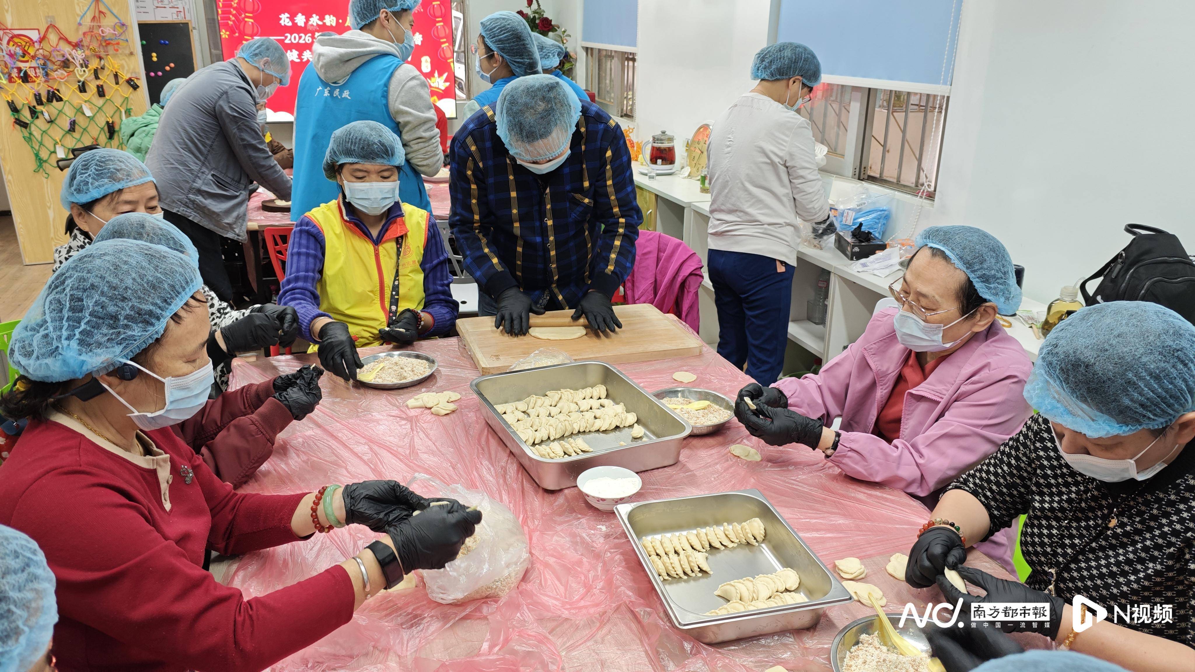 ！广州一社区中心开油锅年味飘香整条街AG真人百家家乐APP穿蛋散、炸角仔(图2)
