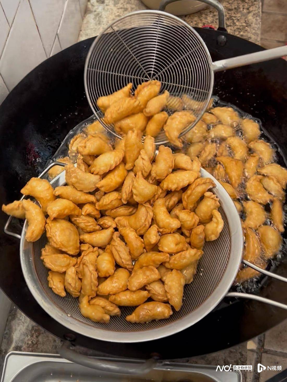 ！广州一社区中心开油锅年味飘香整条街AG真人百家家乐APP穿蛋散、炸角仔(图4)